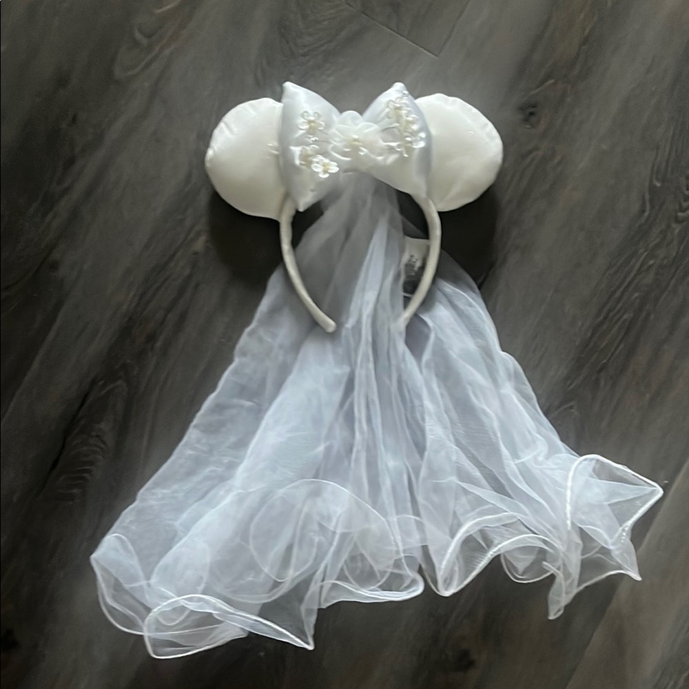 Disney White Bridal Minnie Mouse Ears with Veil